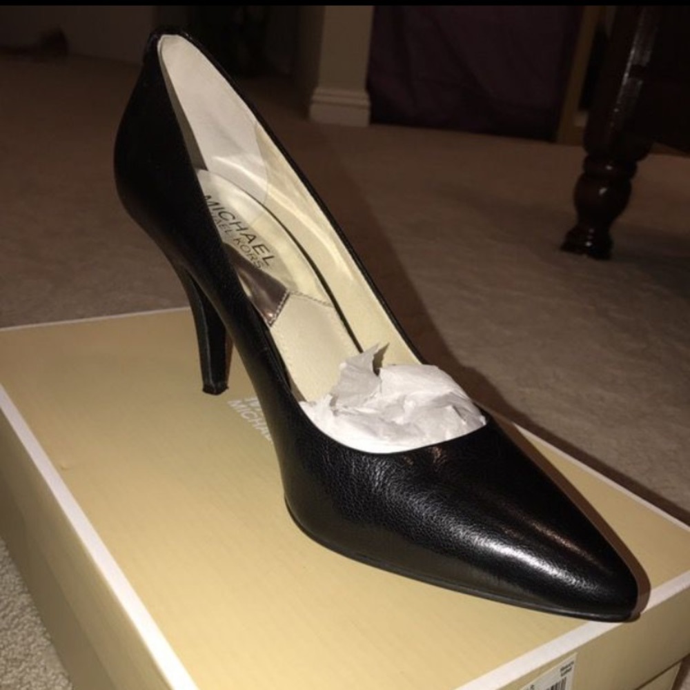 Michael Kors black pumps